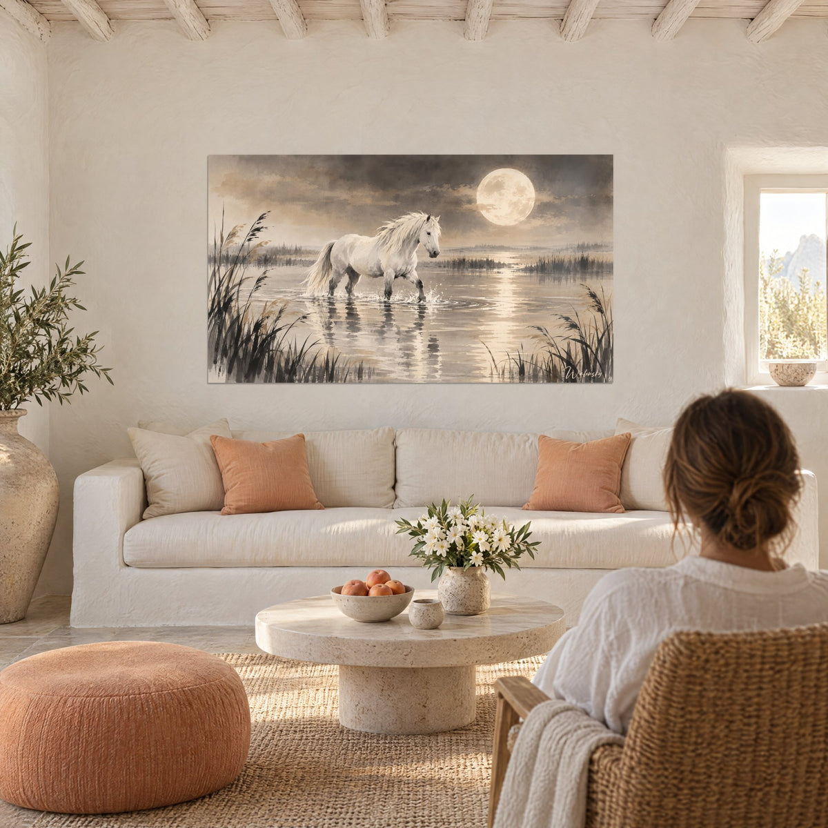 Tableau étalon blanc éclaboussant un marais sous la pleine lune beige et sépia, au-dessus d'un canapé dans un salon lumineux