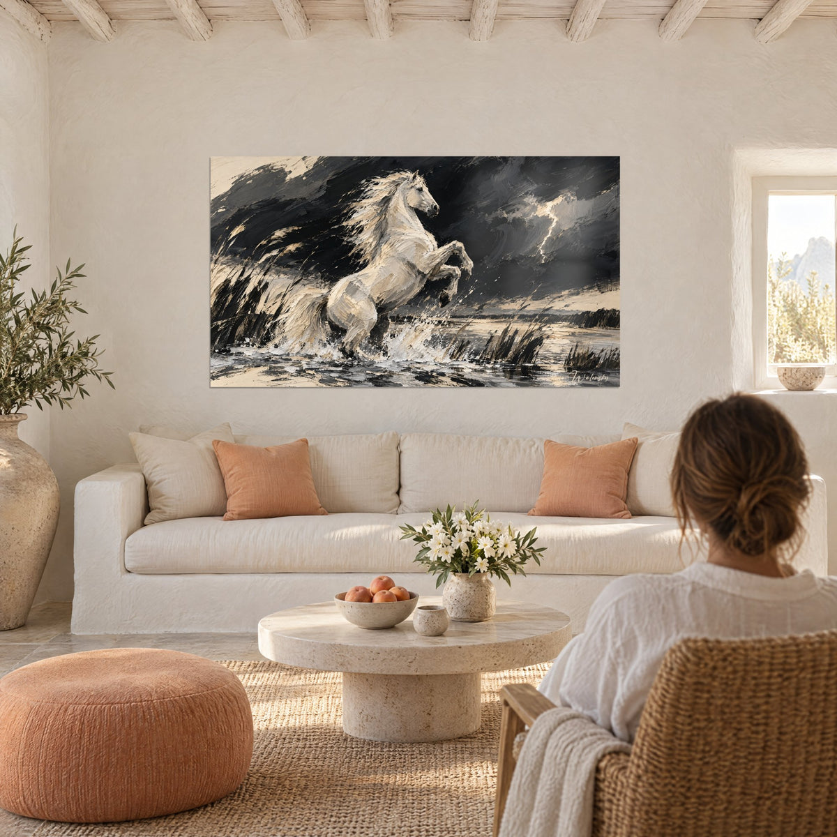 Tableau cheval blanc cabré, crinière beige fouettée, ciel orageux noir et éclair, au-dessus d'un canapé dans un salon lumineux