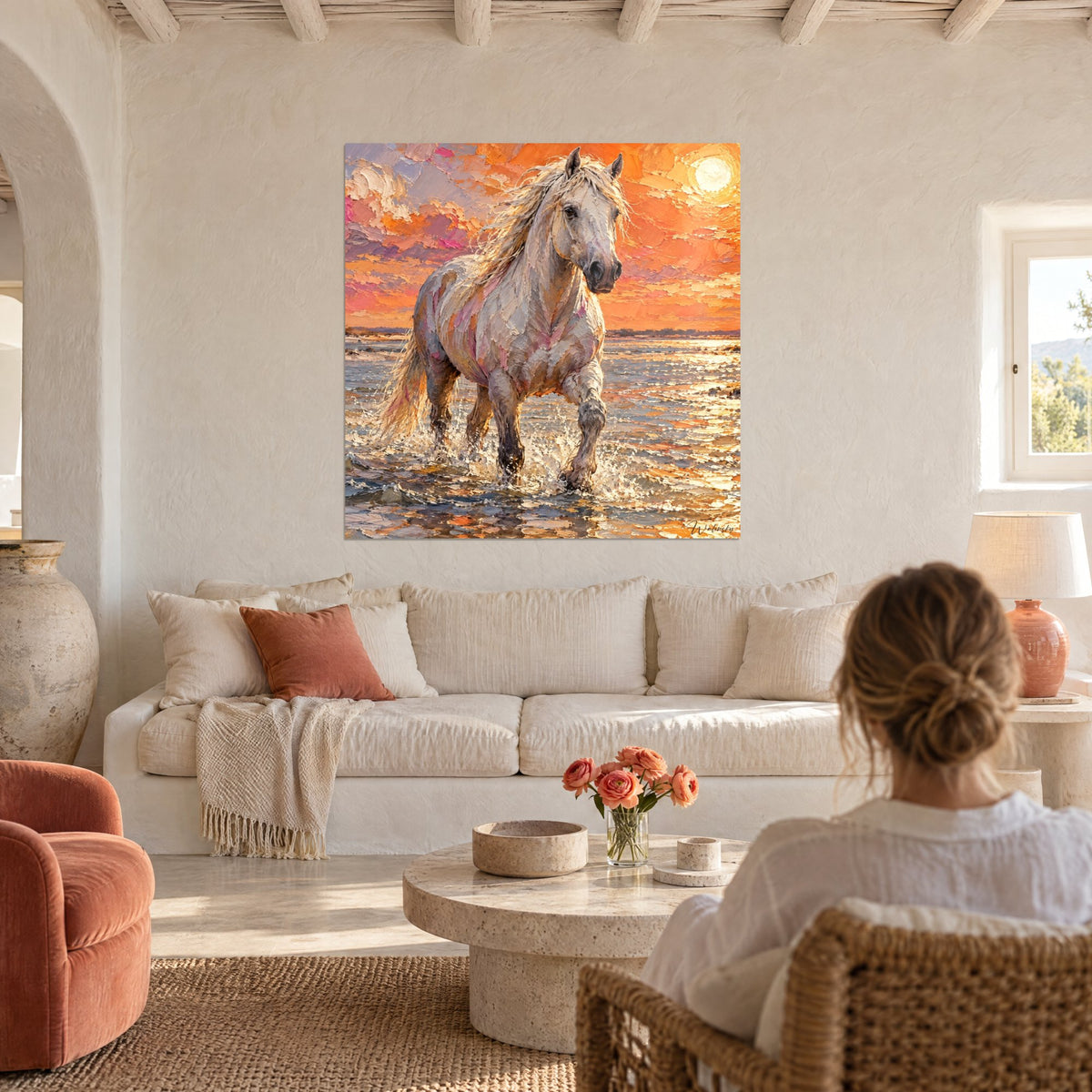 Tableau cheval blanc galopant dans l'eau, ciel orange et rose, soleil pâle, au-dessus d'un canapé dans un salon lumineux