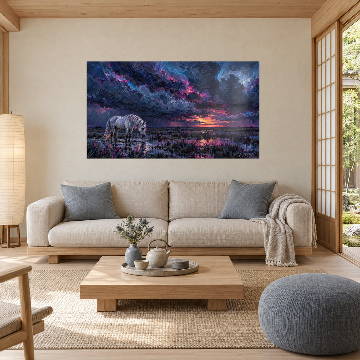 Tableau cheval blanc gris broutant sous nuages violets et orangés, crinière irisée, au-dessus d'un canapé dans un salon lumineux