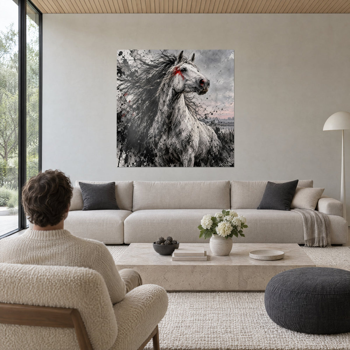 Tableau étalon blanc crinière noire fouettée par le vent, taches rouges sur le front, au-dessus d'un canapé dans un salon lumineux