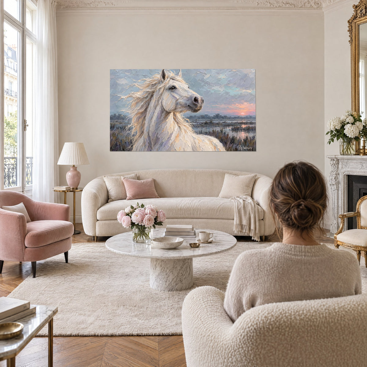 Tableau étalon blanc à la crinière emportée, gris et ocre face au marais rose, au-dessus d'un canapé dans un salon lumineux