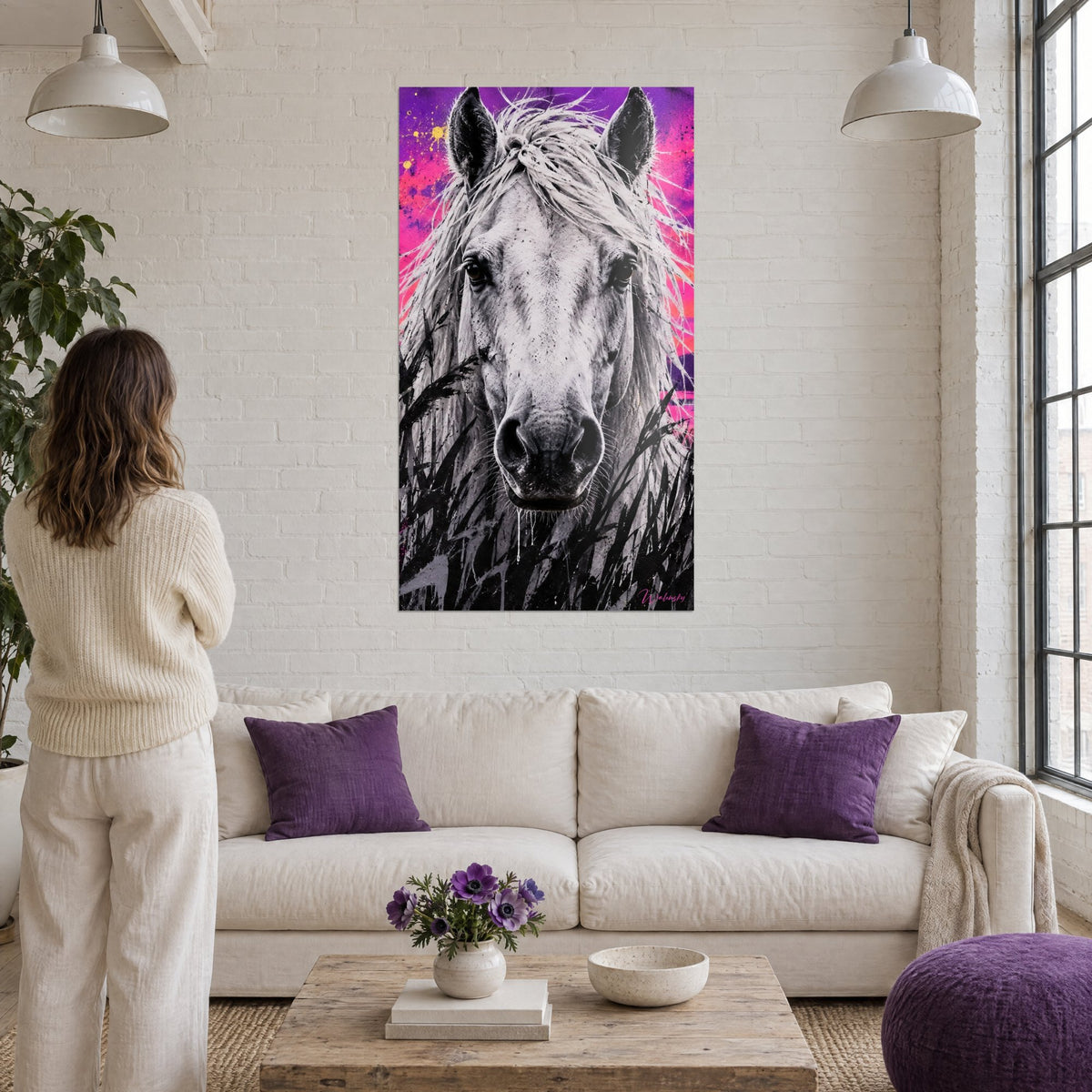 Tableau cheval blanc aux crins ébouriffés, fond rose et violet, accroché au-dessus d'un canapé dans un salon lumineux