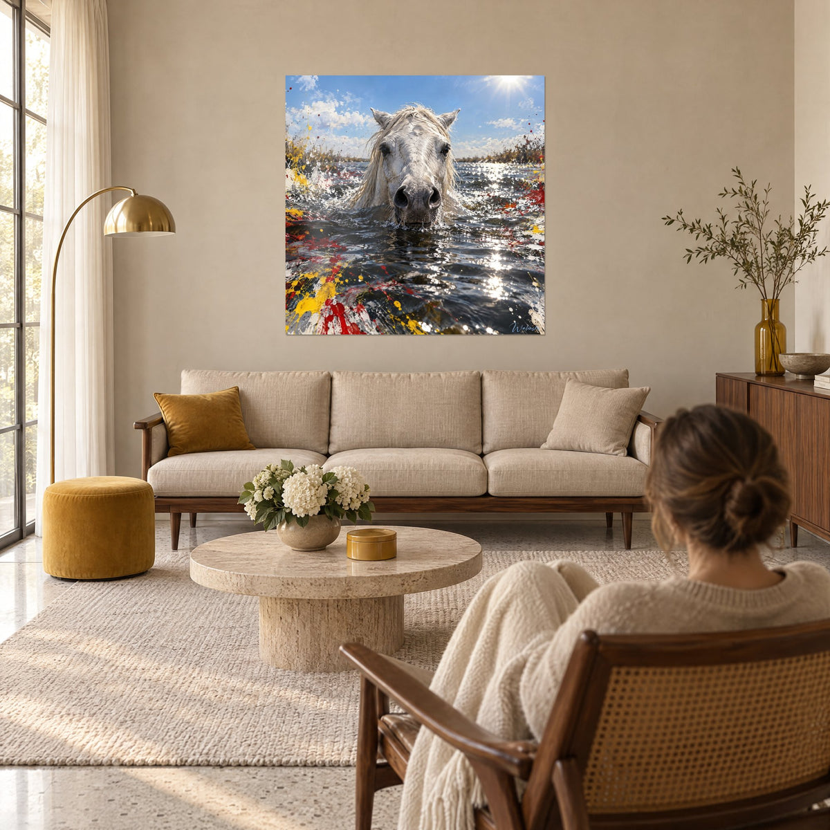 Tableau cheval blanc émergeant d'une eau scintillante, éclaboussures rouges et jaunes, au-dessus d'un canapé dans un salon lumineux