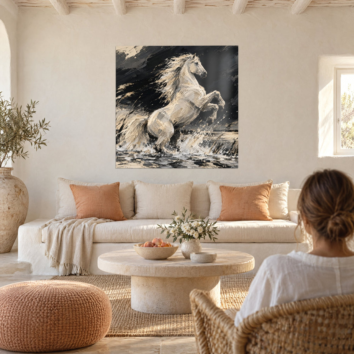 Tableau étalon blanc cabré dans l'écume, crinière ivoire sur fond noir charbon, au-dessus d'un canapé dans un salon lumineux
