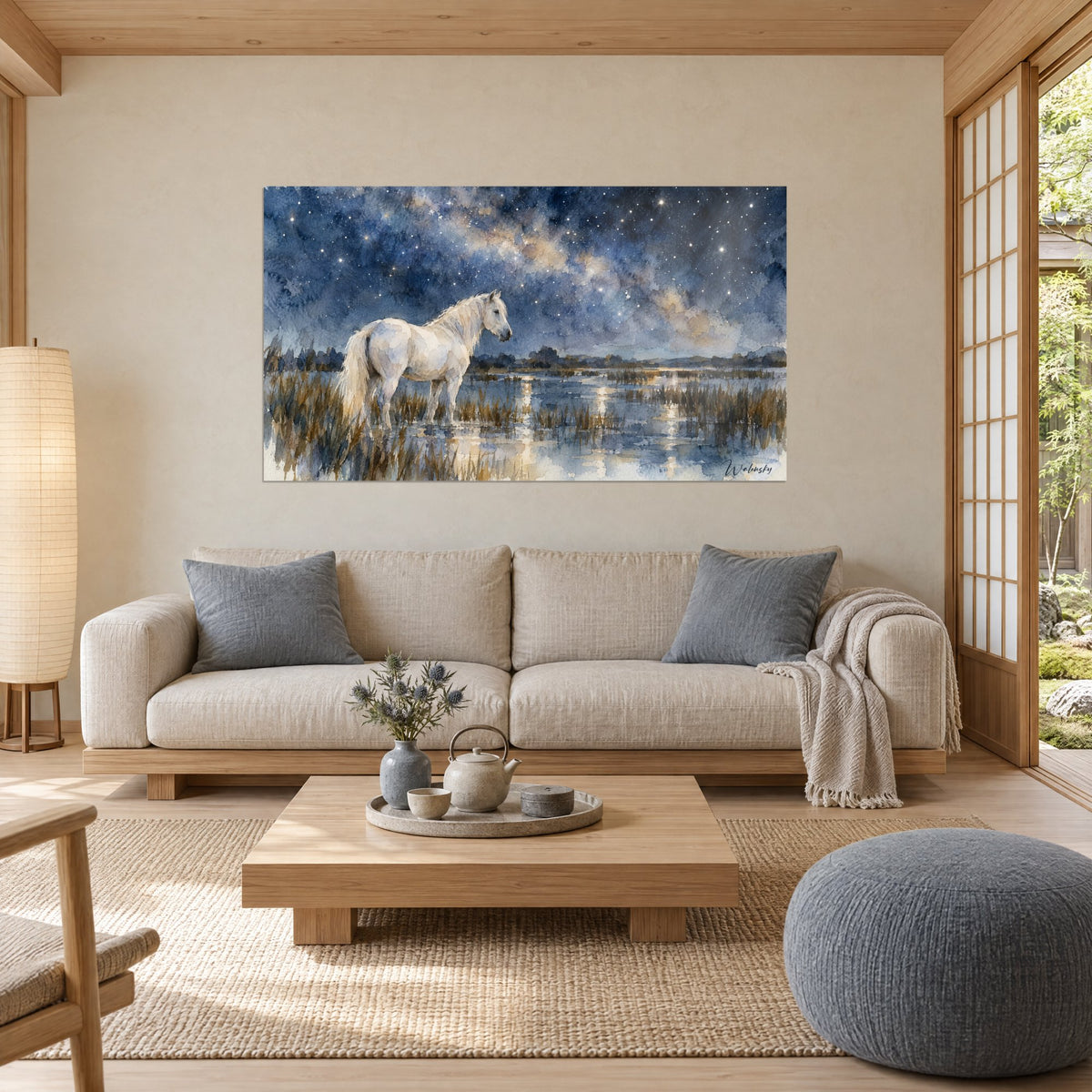 Tableau cheval blanc de Camargue sous voie lactée bleu nuit et dorée, reflets dans l'eau, au-dessus d'un canapé dans un salon lumineux