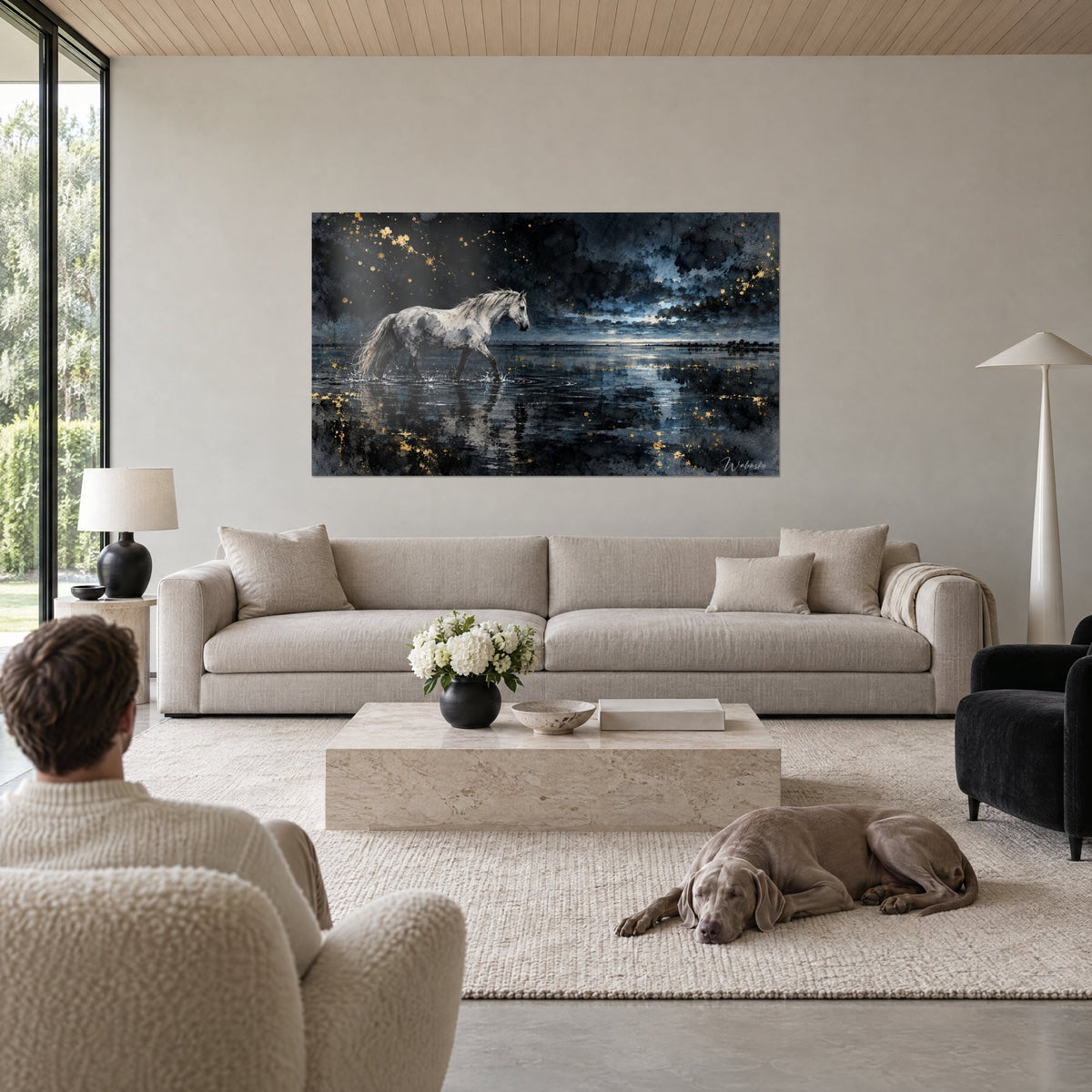 Tableau étalon blanc pataugeant dans l'eau bleu nuit, éclaboussures dorées, au-dessus d'un canapé dans un salon lumineux