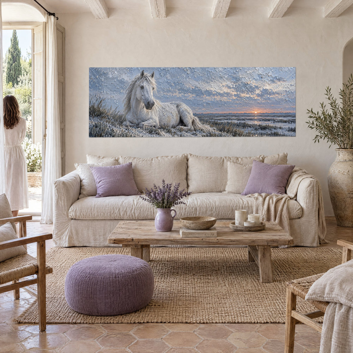 Tableau étalon blanc couché sur un marais, ciel bleu ardoise et lueurs orangées, au-dessus d'un canapé dans un salon lumineux