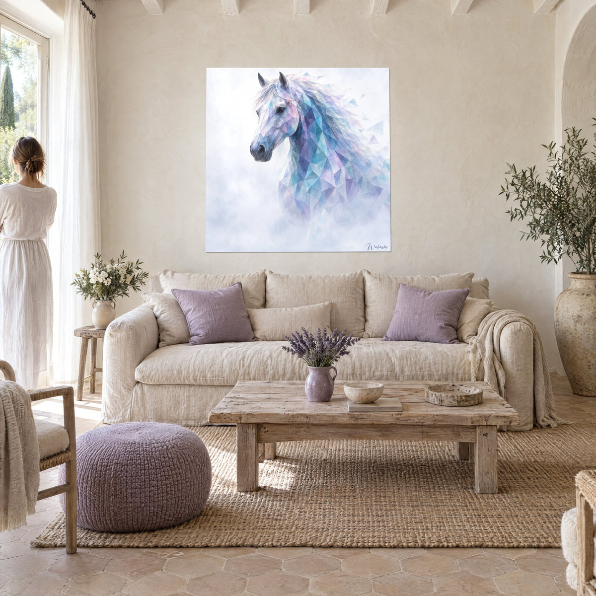 Tableau étalon blanc à crinière bleu glacier et lilas, facettes cristallines, au-dessus d'un canapé dans un salon lumineux