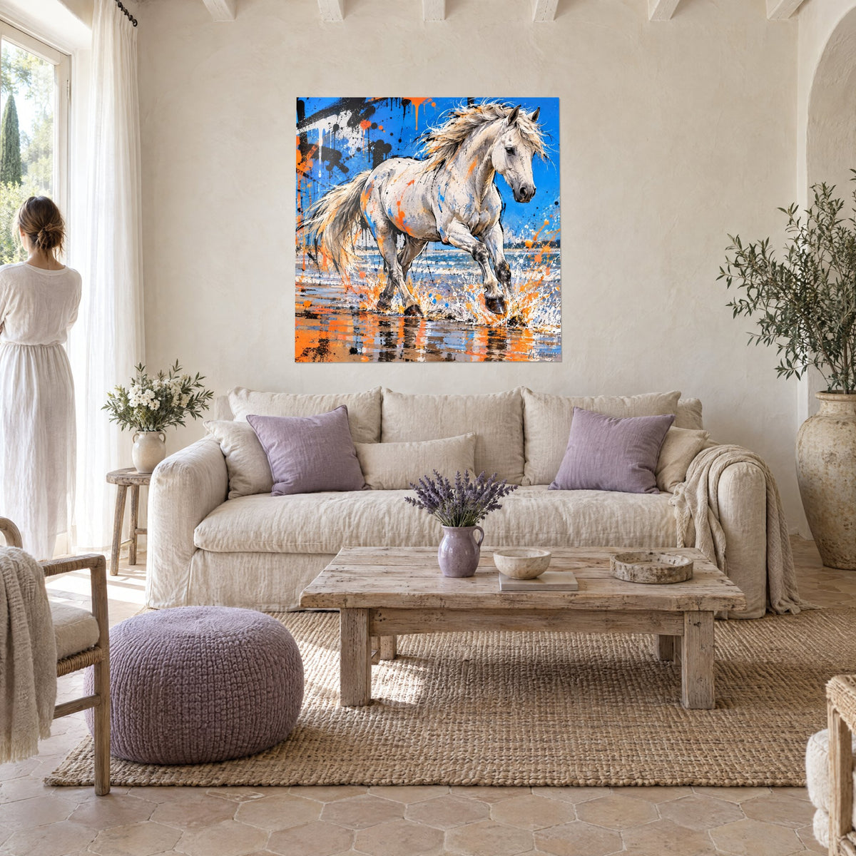 Tableau étalon blanc crinière dorée éclaboussant l'eau, fond bleu et éclats orange, au-dessus d'un canapé dans un salon lumineux