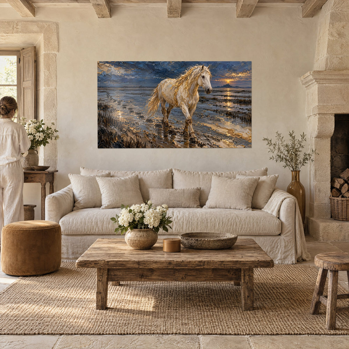 Tableau cheval blanc aux crins dorés avançant dans un marais bleu nuit, soleil couchant, au-dessus d'un canapé dans un salon lumineux