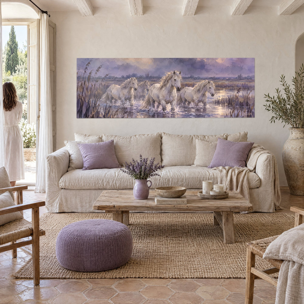 Tableau chevaux blancs galopant dans un marais violet, crinières argentées et ciel lilas, au-dessus d'un canapé dans un salon lumineux