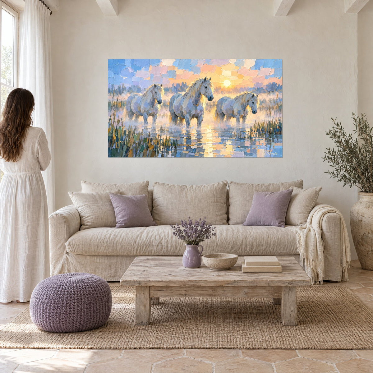 Tableau trois chevaux blancs dans l'eau dorée, soleil orangé et ciel bleu lilas, au-dessus d'un canapé dans un salon lumineux
