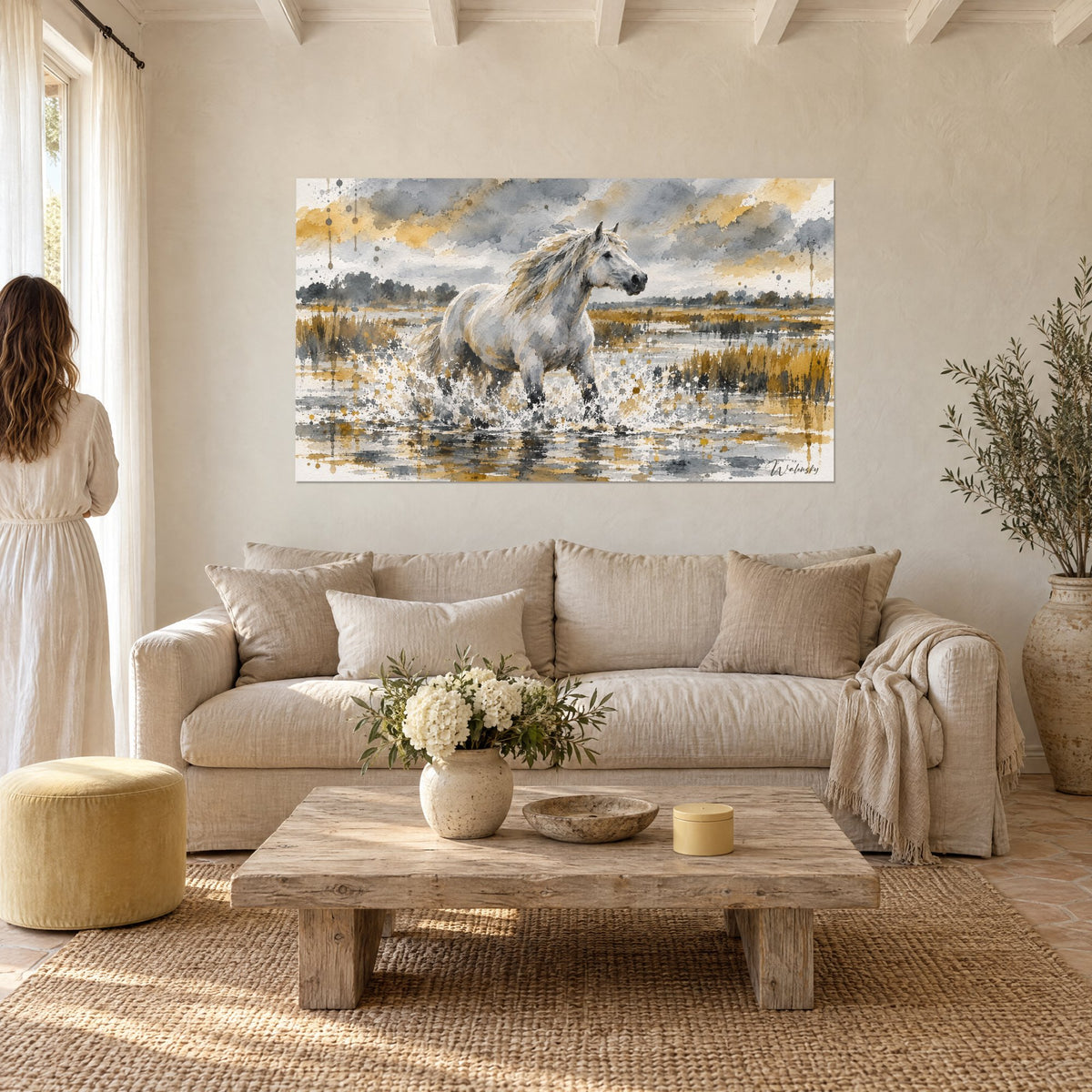 Tableau étalon blanc éclaboussant un marais ocre et gris, crinière dorée au vent, au-dessus d'un canapé dans un salon lumineux