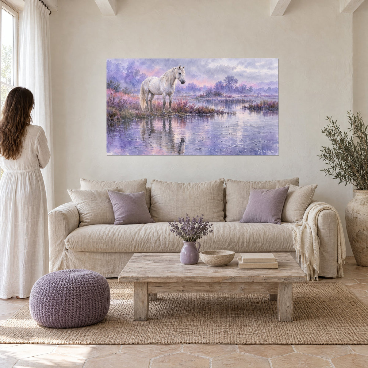 Tableau cheval blanc dans un marais de brume violette et rose, crinière claire, au-dessus d'un canapé dans un salon lumineux