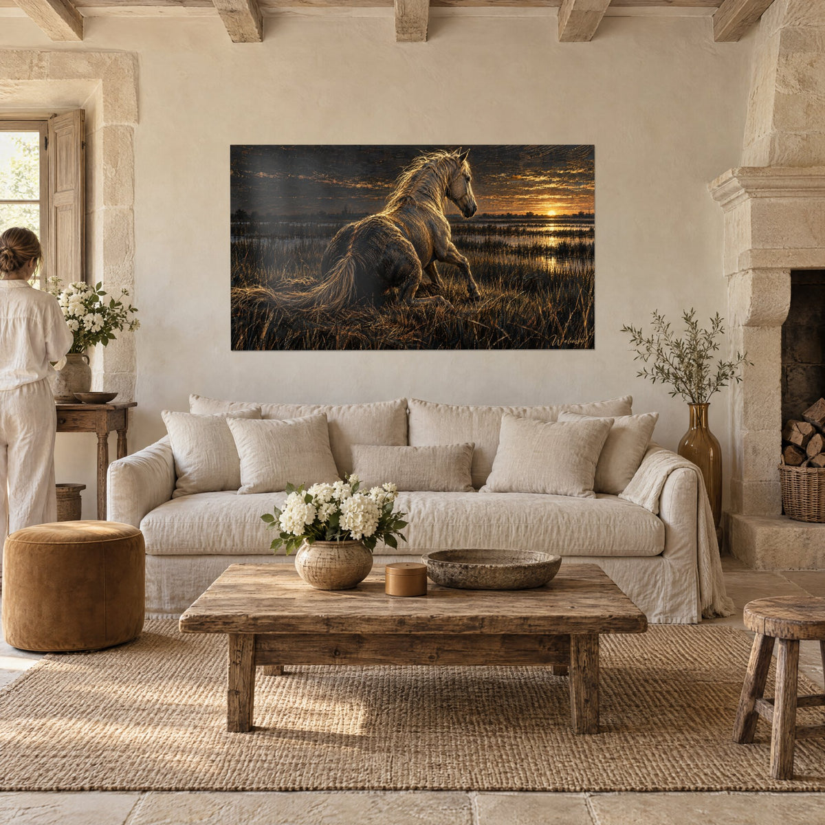 Tableau cheval blanc de Camargue assis dans les roseaux, crinière dorée sur ciel ocre, au-dessus d'un canapé dans un salon lumineux