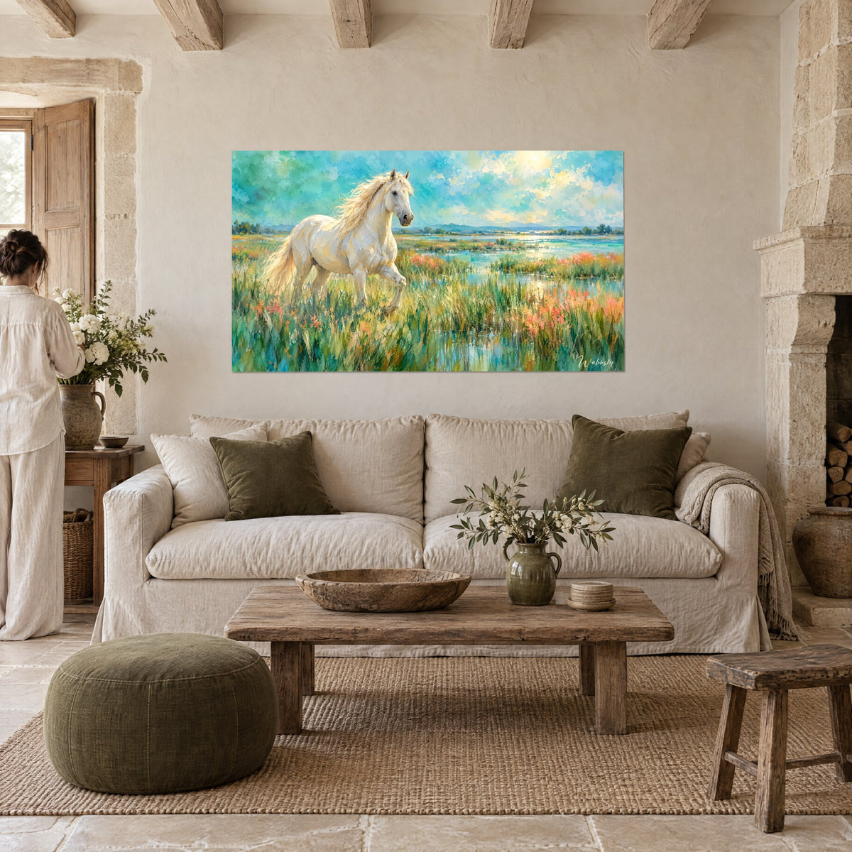 Tableau cheval blanc crinière dorée au galop, marais turquoise et herbes vertes, au-dessus d'un canapé dans un salon lumineux
