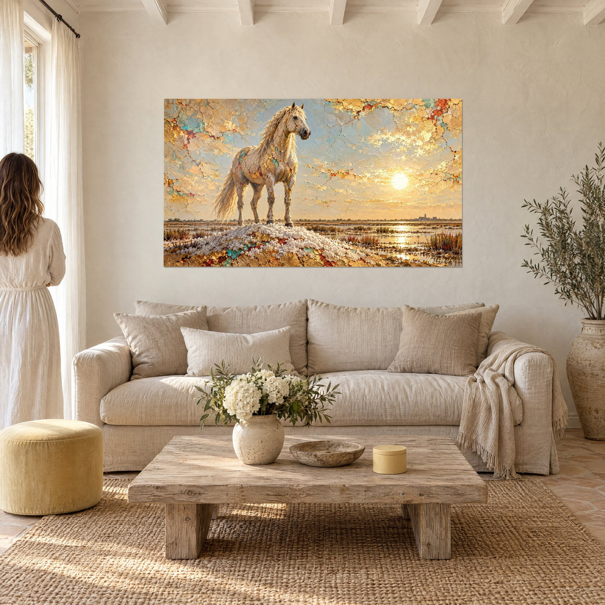 Tableau étalon blanc crinière dorée sur butte de sel, ciel bleu pâle craquelé, couple de dos, au-dessus d'un canapé dans un salon lumineux