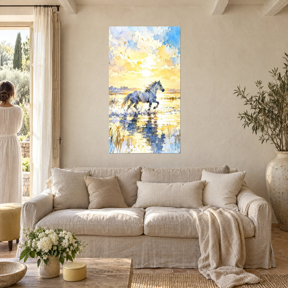 Tableau cheval gris au trot dans les marais, soleil jaune pâle et ciel bleu, au-dessus d'un canapé dans un salon lumineux