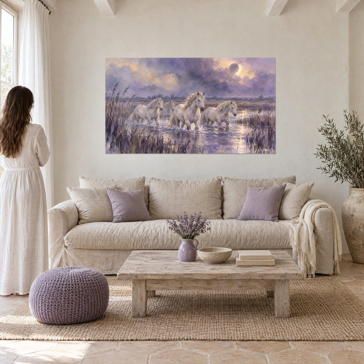 Tableau chevaux de Camargue blancs galopant dans l'eau, ciel violet et éclipse dorée, au-dessus d'un canapé dans un salon lumineux