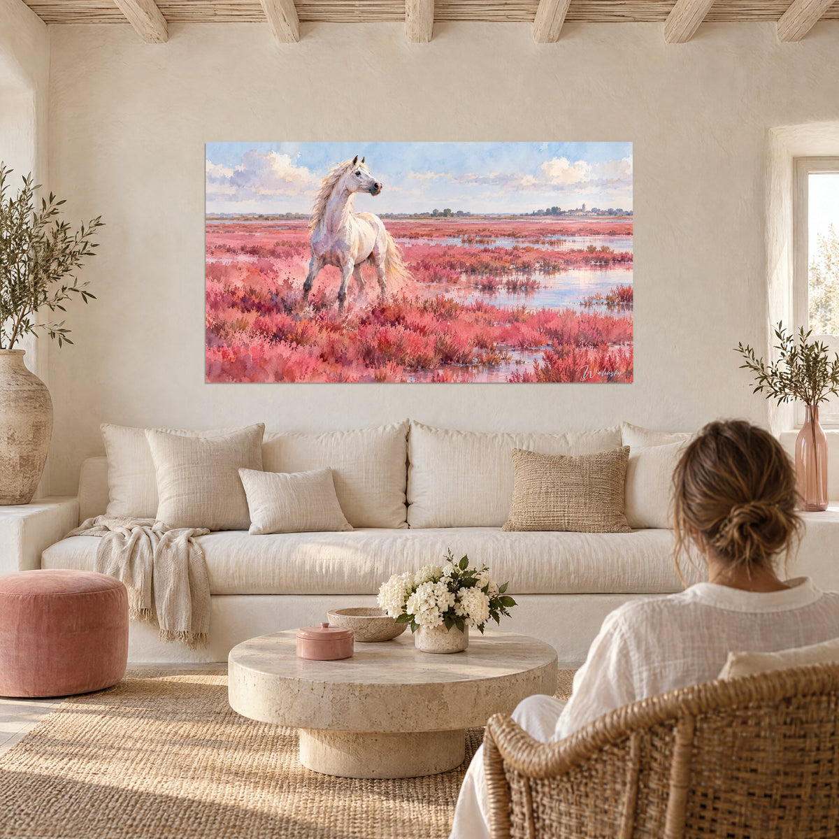 Tableau cheval blanc à la crinière dorée dans un marais rose et corail, ciel bleu, au-dessus d'un canapé dans un salon lumineux