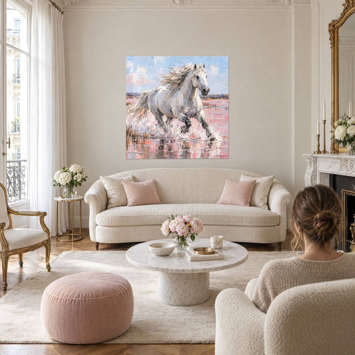 Tableau étalon blanc crinière ivoire galopant dans l'eau rose et bleu ciel, au-dessus d'un canapé dans un salon lumineux