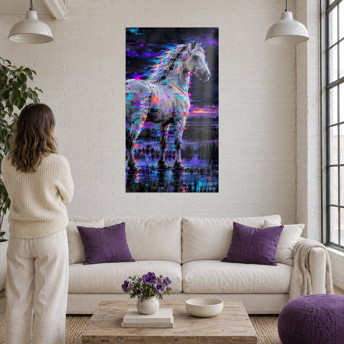 Tableau étalon blanc aux crinières violet et turquoise dans un marais au crépuscule, au-dessus d'un canapé dans un salon lumineux