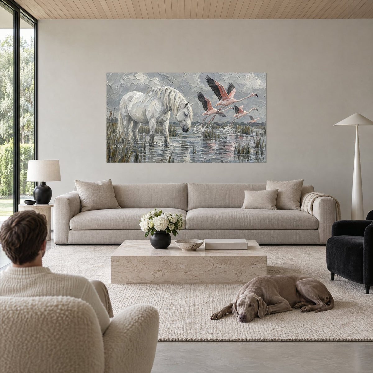 Tableau cheval camargue blanc pataugeant, flamants roses en vol, ciel gris perle, empâtements épais, au-dessus d'un canapé dans un salon lumineux