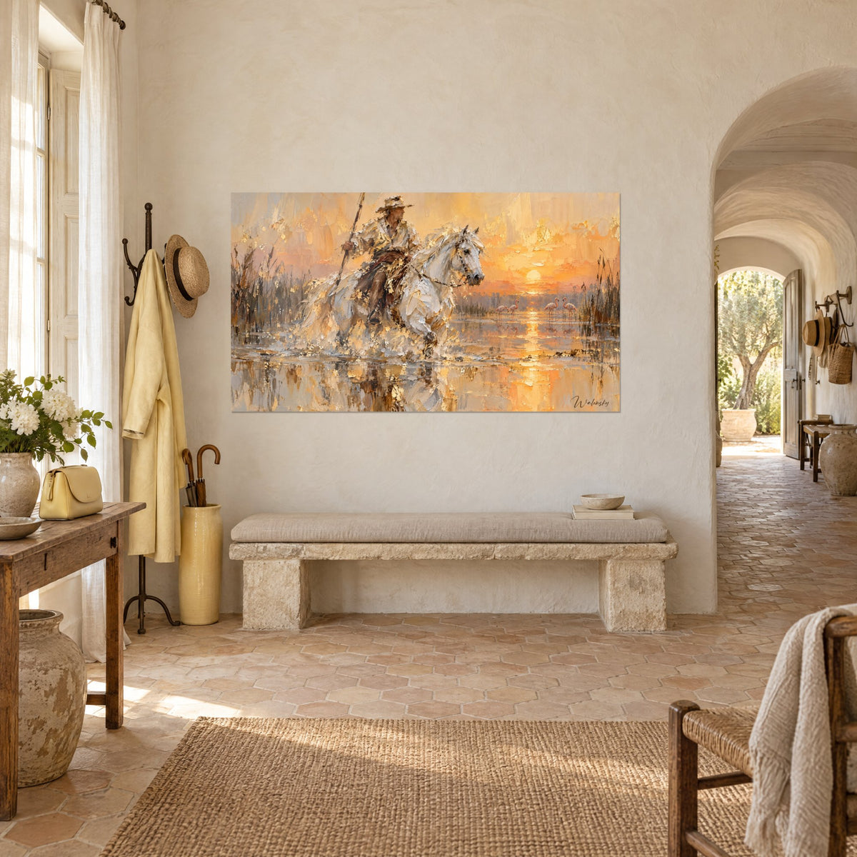 Tableau cavalier au trident dans les marais, crinière blanche et ciel abricot, vu de trois quarts dans un mas provençal