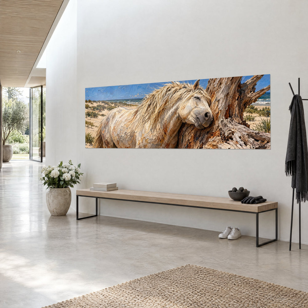 Tableau robe blanche aux reflets ocre et crinière ébouriffée, mer turquoise au fond, accroché sur un mur de maison d'architecte