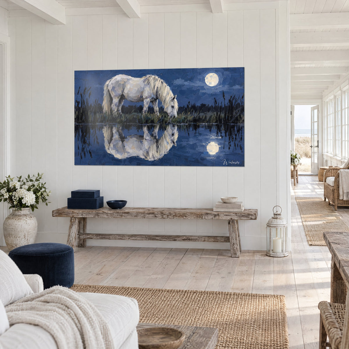 Tableau camarguais à la crinière crème penché sur l'eau, ciel indigo et roseaux sombres, sur un mur blanc de maison côtière