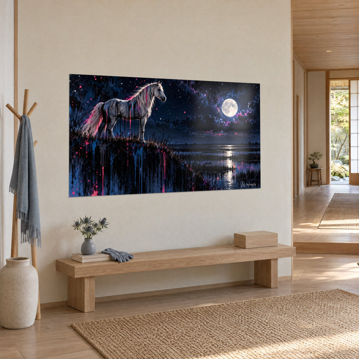 Tableau étalon camargue pommelé sur falaise noire, coulures bleues et roses, marais argentés, vue de trois-quarts japandi