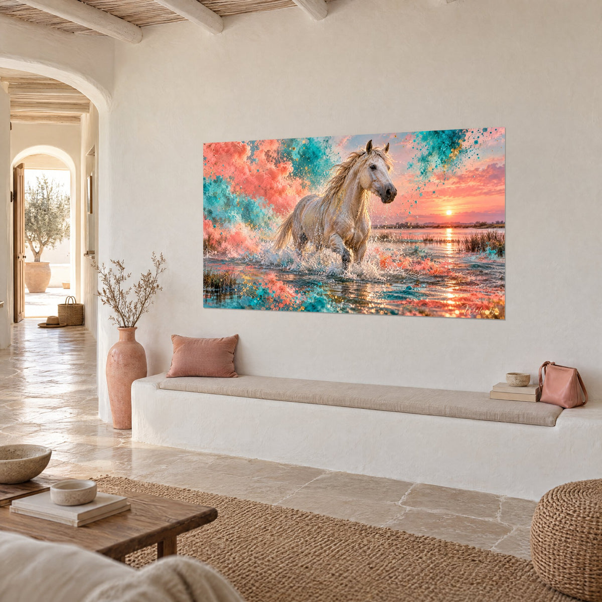 Gemälde Camargue-Hengst mit goldener Mähne, kristalline Spritzer, rosa und entenblauer Himmel, gekalkte Wand eines provenzalischen Hauses