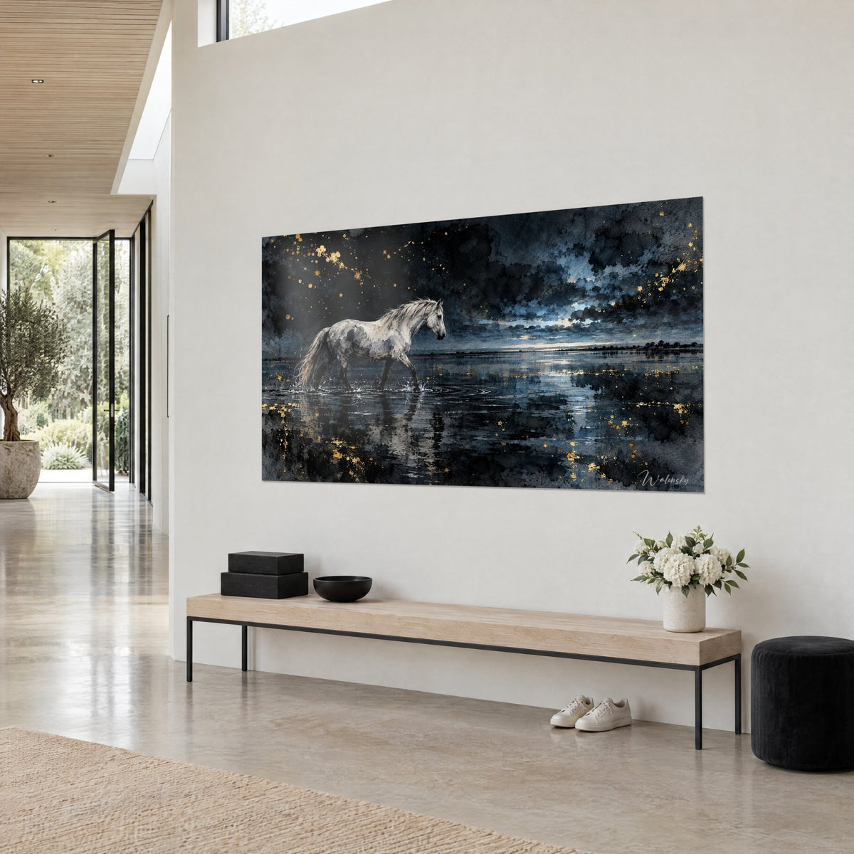 Tableau cheval de Camargue gris perle sous un ciel d'encre et d'or, reflet dans l'eau, vu de trois-quarts sur mur clair