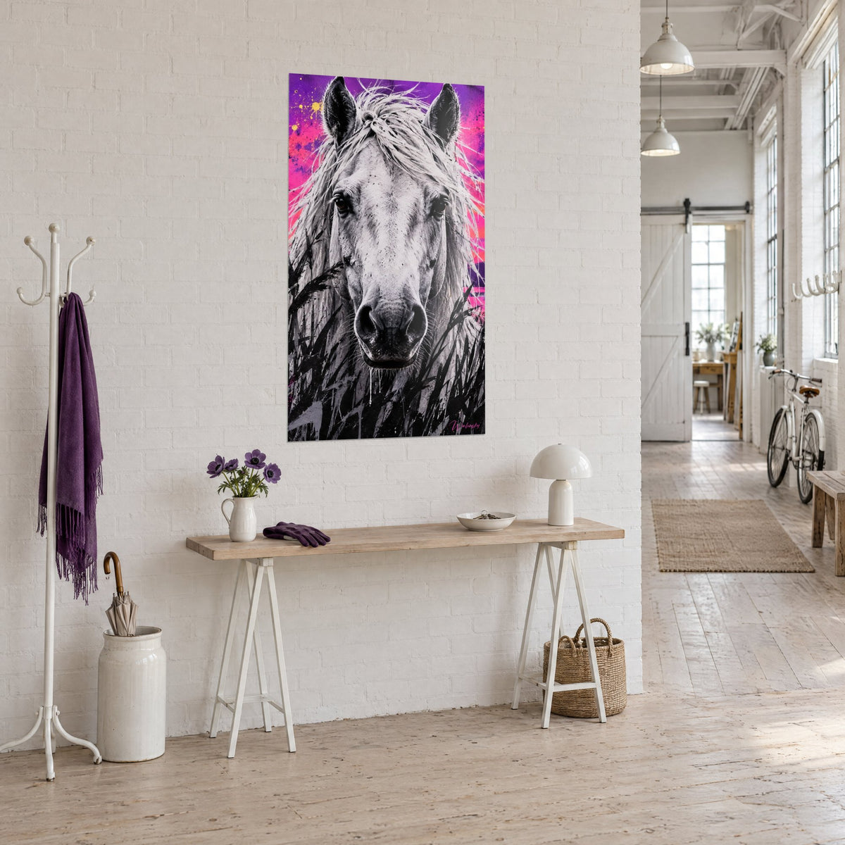 Tableau portrait frontal d'une jument camarguaise, naseaux gris et ciel magenta éclaboussé, sur un mur blanc du loft