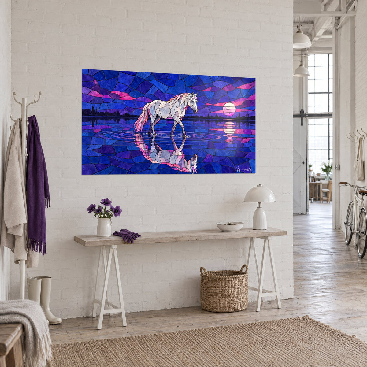 Tableau étalon argenté pataugeant dans des ondes violettes sous un ciel rose et indigo, vu de trois-quarts, loft d'artiste