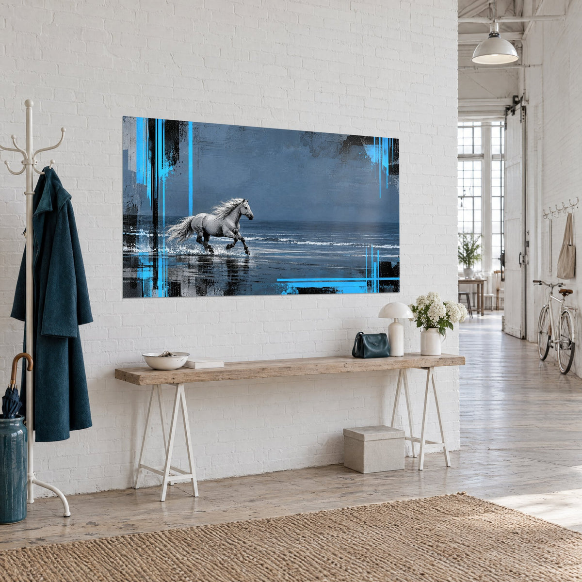 Tableau cheval argenté éclaboussant le rivage, ciel gris ardoise et coulures turquoise, vu de trois-quarts dans un loft