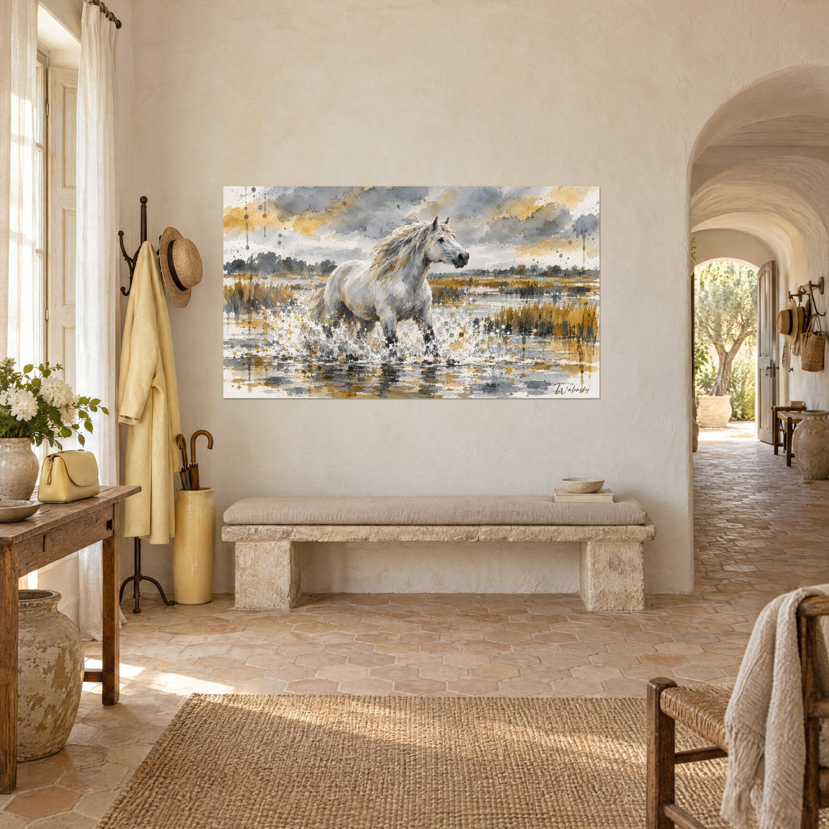 Tableau cheval camarguais d'un blanc crémeux courant dans l'eau, ciel gris et jaune, mur d'un mas, vue de trois-quarts
