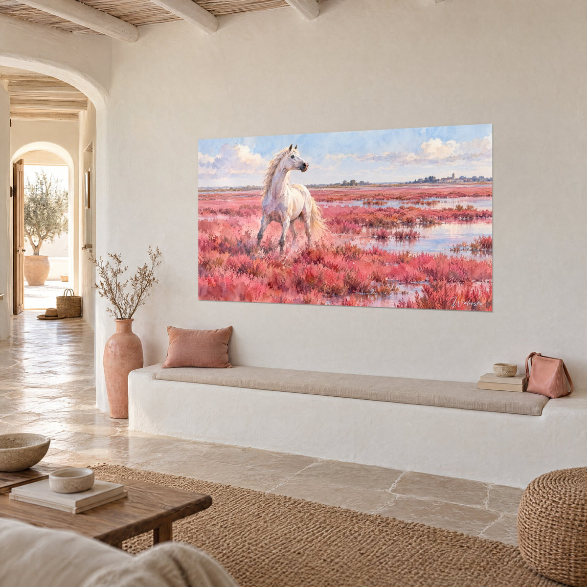 Tableau étalon camarguais ivoire galopant entre salicornes carmin et eaux bleutées, vu de trois-quarts, mur beige d'une maison provençale