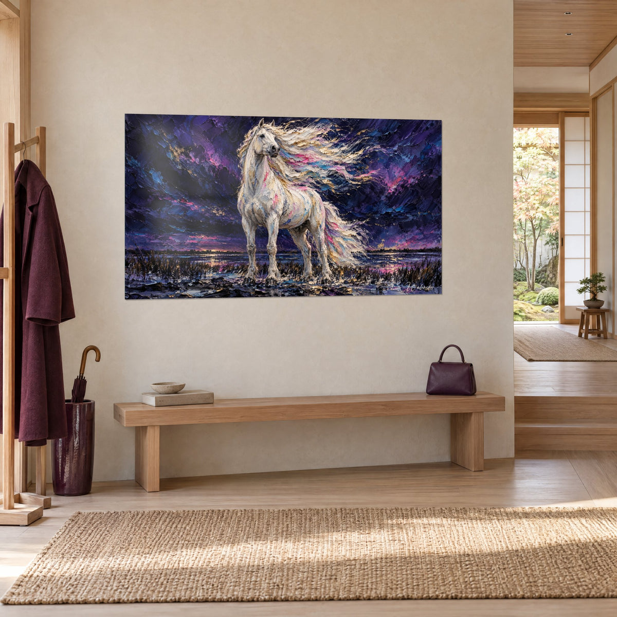 Tableau cheval camargue immaculé, crinière flottante rose et or, marais bleu nuit, vu de trois-quarts sur un mur beige