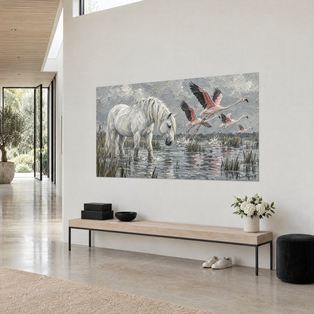 Tableau étalon à la crinière ivoire dans les roseaux, flamants aux ailes noires et roses, vue de trois-quarts sur un mur blanc
