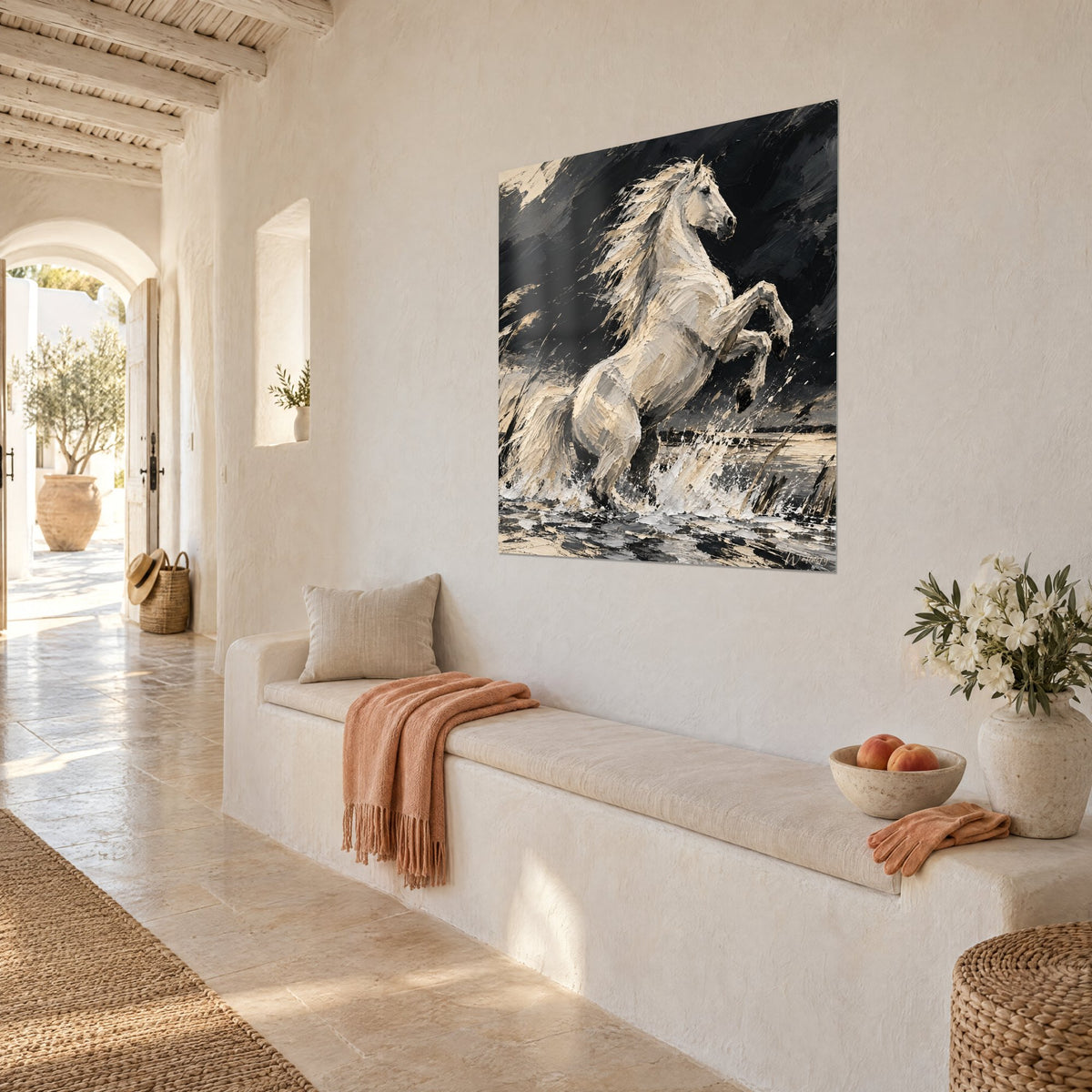 Tableau cheval camarguais dressé sur ses antérieurs, robe crème et gris perle, éclaboussures blanches, sur mur chaulé clair