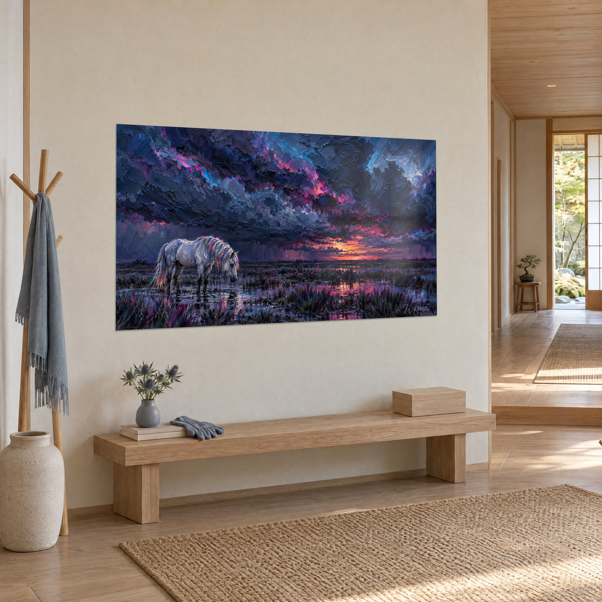 Tableau camargue crépusculaire, robe argentée dans un marais reflétant un ciel indigo et rose, vue de trois-quarts dans l'entrée