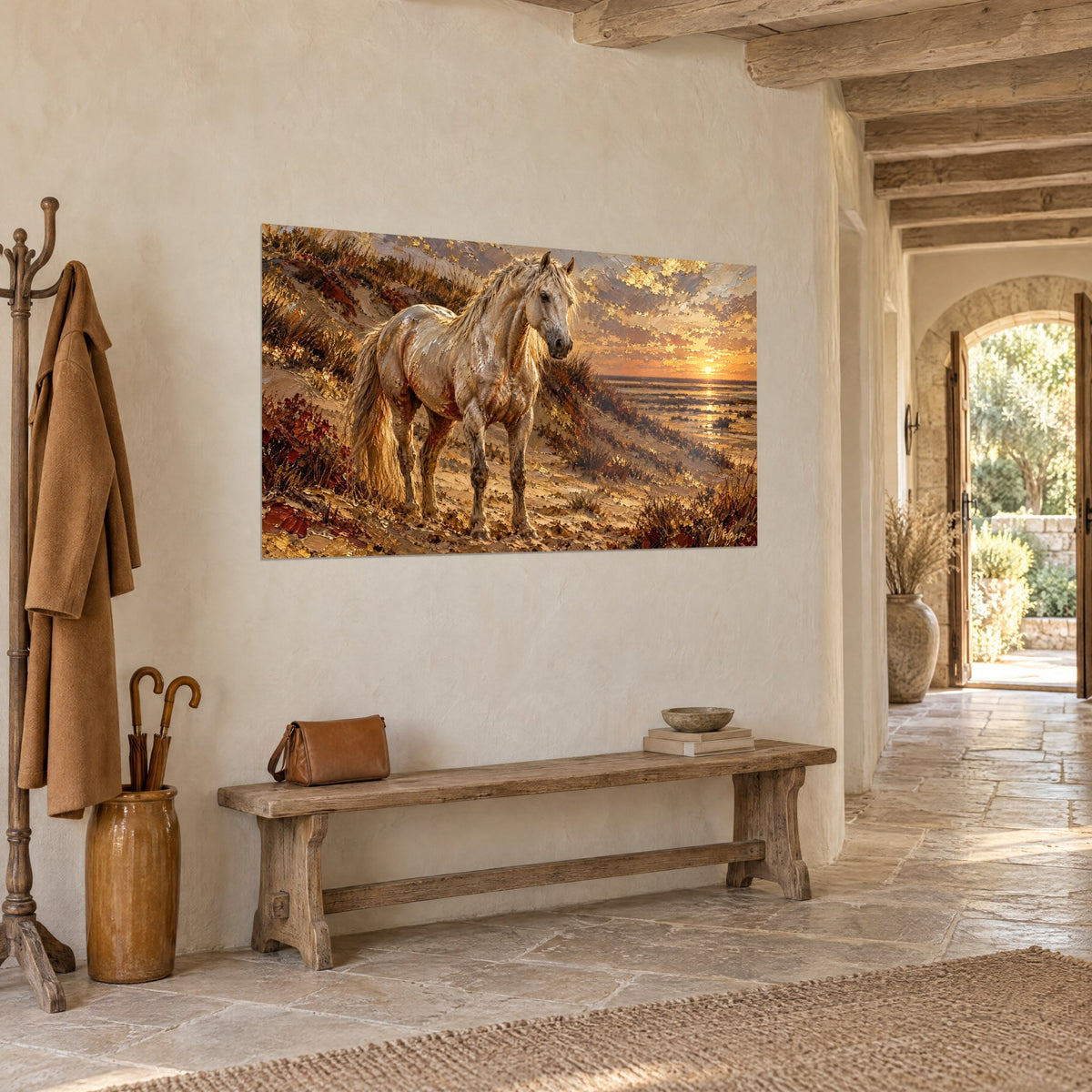Tableau étalon camarguais crème, crinière dorée en pâte épaisse, mer à l'horizon, mur blanc d'une maison en pierre claire