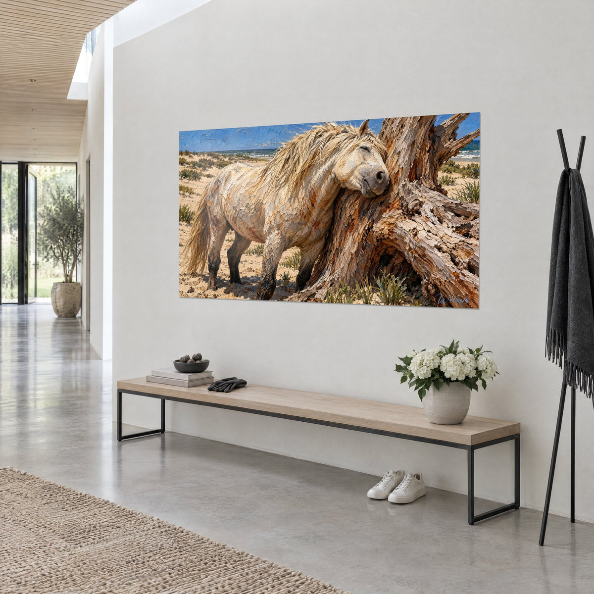 Tableau jument à la crinière paille endormie sur un tronc d'épave ocre, dune dorée, vue de trois-quarts sur un mur blanc