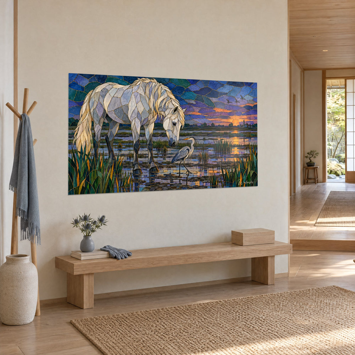 Tableau Camargue en vitrail : crinière ivoire, ciel violet et soleil orangé qui se reflète dans l'eau, vue de trois-quarts