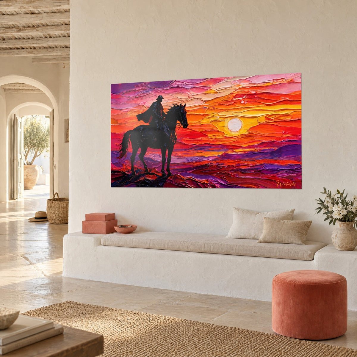 Cuadro de la silueta de un caballero con capa oscura sobre su corcel, sol amarillo y nubes rojo intenso, vista de tres cuartos en una casa mediterránea