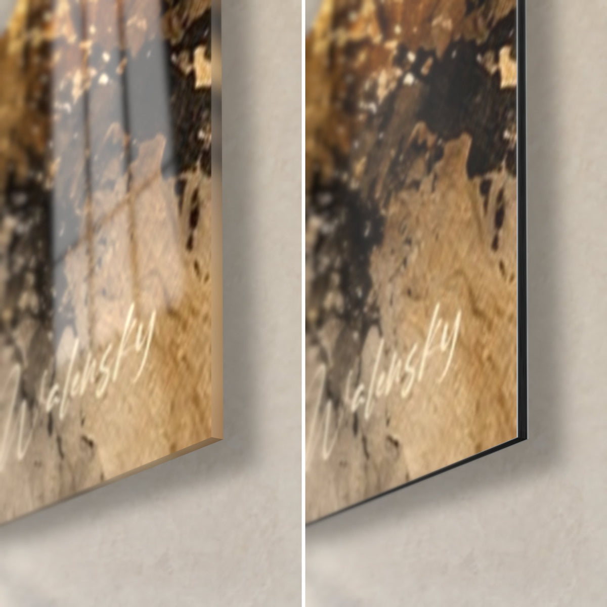 Tableau cheval doré aux éclaboussures noires, coin bas droit : verre acrylique brillant à gauche, Dibond mat à droite