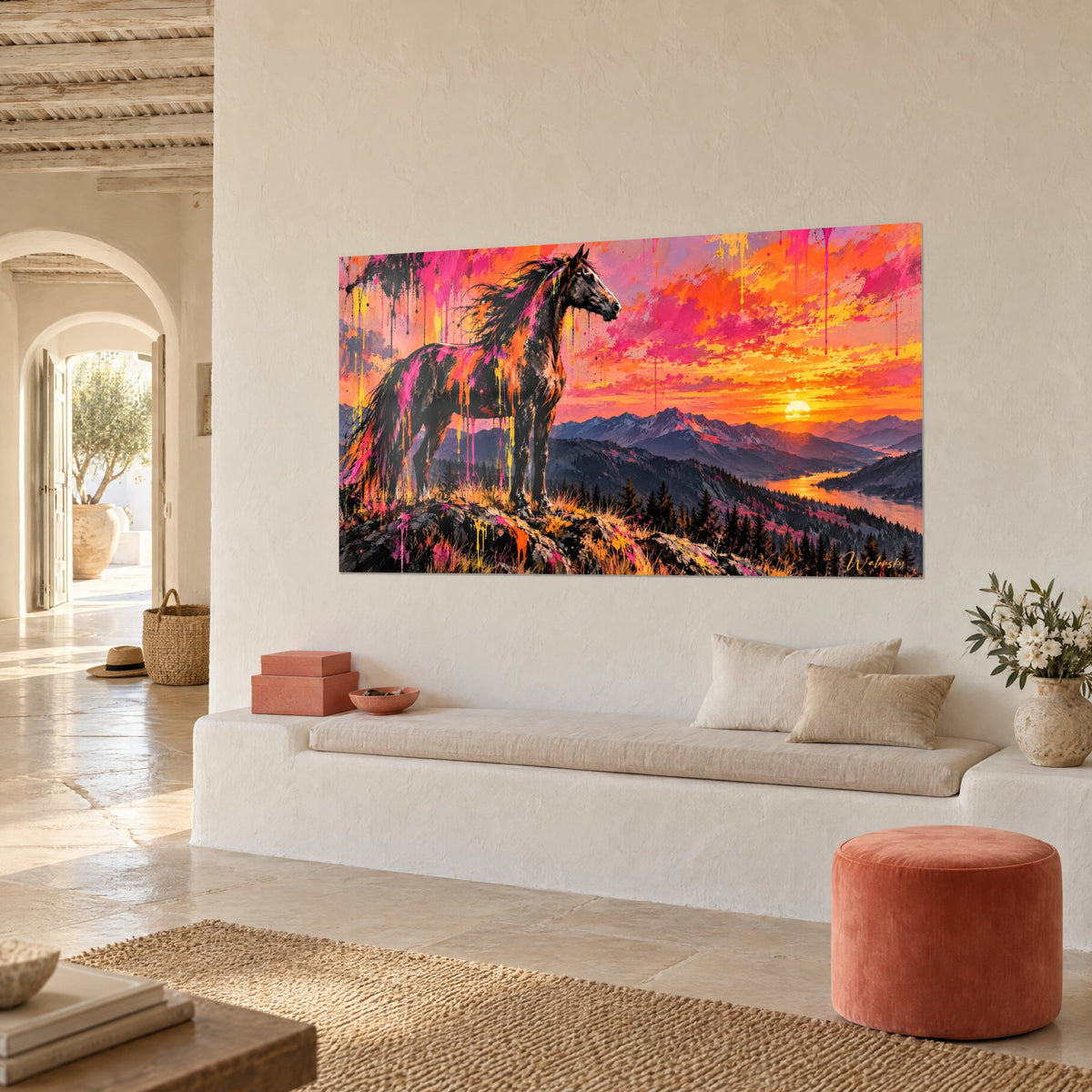 Tableau destrier sombre à la crinière rose en vol sur une crête, ciel orange et jaune, banquette blanche d'une maison méditerranéenne