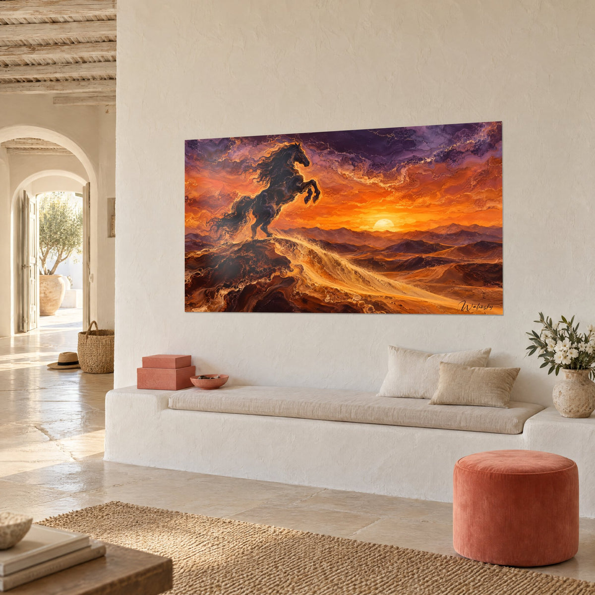 Tableau crinière sombre ondoyante au sommet d'une dune cuivrée, soleil couchant orangé, mur blanc et banquette claire